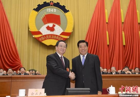 3月11日下午，全國政協(xié)十二屆一次會議在北京人民大會堂舉行第四次全體會議，俞正聲當(dāng)選政協(xié)第十二屆全國委員會主席。圖為政協(xié)第十一屆全國委員會主席賈慶林和俞正聲握手，表示祝賀。中新社發(fā) 廖攀 攝