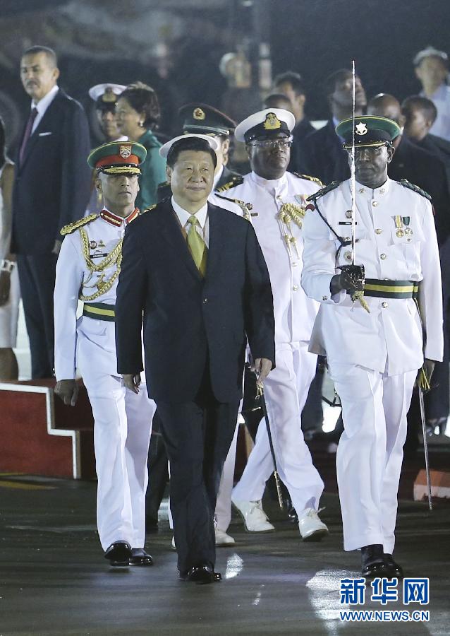 這是習(xí)近平主席檢閱儀仗隊(duì)。姚大偉 攝