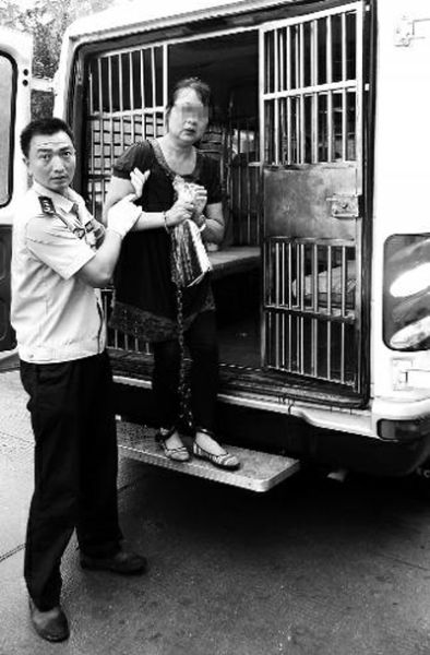 曹艷芳被帶出囚車，準(zhǔn)備到渭南市中級人民法院受審 程英晏 攝