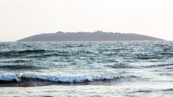 圖為在巴基斯坦靠近阿拉伯海的瓜達(dá)爾地區(qū)（Gwadar）近海600米處冒出一個小島。