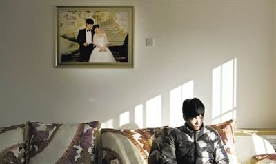 11月28日，青島膠南，丁海偉的婚房掛著與妻子的結(jié)婚照。如今妻子和未出世的孩子都已離世。新京報記者 周崗峰 攝
