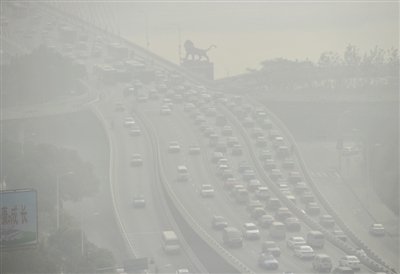 昨日，南昌市八一大橋被霧霾籠罩。 新華社發(fā)