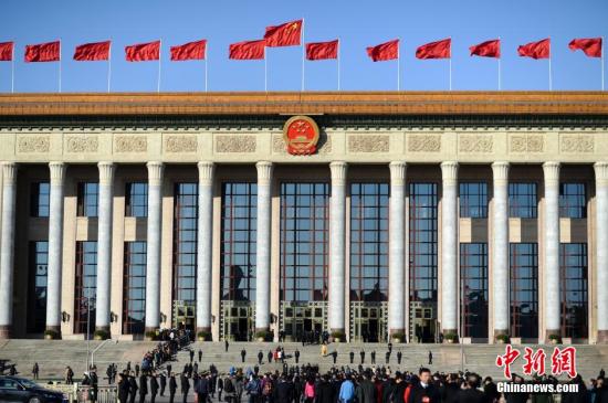 十二屆全國人大二次會(huì)議3月4日上午在北京人民大會(huì)堂舉行預(yù)備會(huì)議。全國人大常委會(huì)委員長(zhǎng)張德江主持會(huì)議。