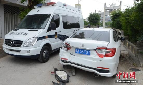  4月28日，福建省福州市閩侯縣發(fā)生一起惡性駕車撞人事件，圖為被撞車輛損毀嚴(yán)重。經(jīng)初查，該肇事男子叫林某新（漢族，37歲，福州長(zhǎng)樂(lè)人），因婚姻問(wèn)題，情緒失控，駕車從閩侯縣青口鎮(zhèn)往尚干鎮(zhèn)方向，沿奔馳大道行駛，連續(xù)撞人。中新社發(fā) 劉可耕 攝