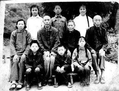 1970年，何兆勝一家人在荊門合影，中排左二為何兆勝。