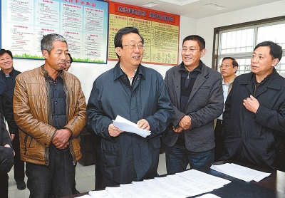 11月25日下午，省委書記、省人大常委會主任郭庚茂在延津縣石婆固鎮(zhèn)集北村與村民親切交談。