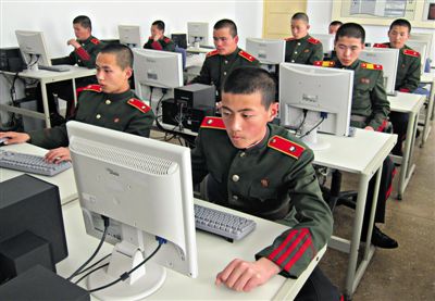 2013年4月18日，朝鮮平壤，士兵學習使用電腦。