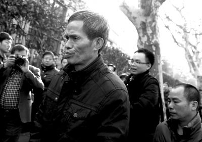 被告人林森浩的父親林尊耀準(zhǔn)備進(jìn)入法院。