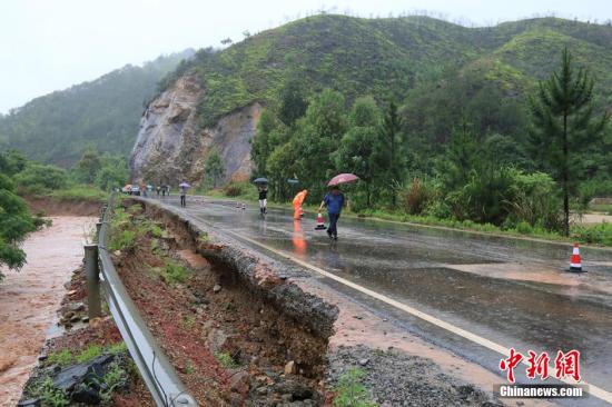 圖為5月19日，江西贛州石城縣珠坑鄉(xiāng)塘臺村通往福建寧化縣的公路出現(xiàn)塌方。陳小強 攝