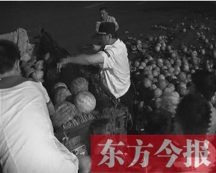 昨日凌晨，鄭州街頭，眾多愛(ài)心市民幫瓜農(nóng)撿拾西瓜