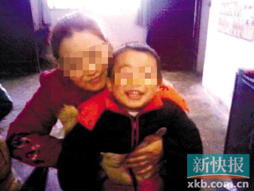 程女士生前和小孩開心玩耍。家屬供圖