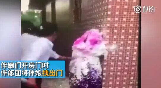 據(jù)澎湃新聞消息，近日廣東江門開平某村又現(xiàn)惡俗婚鬧。男方兄弟團(tuán)去接新娘的時(shí)候，先用彩帶對(duì)著姐妹團(tuán)狂噴，后來甚至有人用滅火器直接噴伴娘面部，害的伴娘差點(diǎn)被送進(jìn)醫(yī)院。