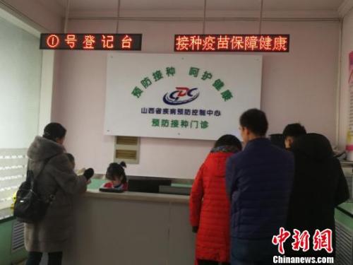當(dāng)日，山西省疾病預(yù)防控制中心門診部擠滿了前來接種和咨詢四價(jià)宮頸癌疫苗的女性。 范麗芳 攝