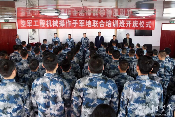 空軍找上藍(lán)翔技校聯(lián)合培訓(xùn):為的就是挖掘機(jī)