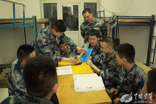 空軍找上藍(lán)翔技校聯(lián)合培訓(xùn):為的就是挖掘機(jī)