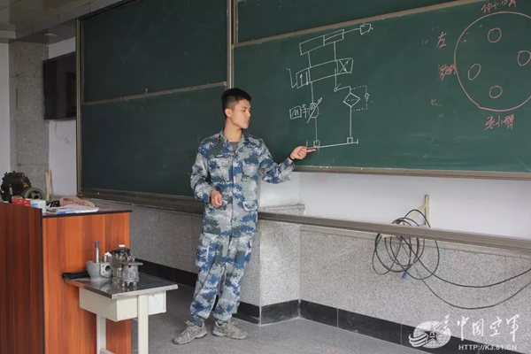 空軍找上藍(lán)翔技校聯(lián)合培訓(xùn):為的就是挖掘機(jī)