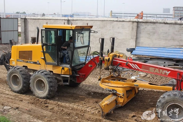 空軍找上藍(lán)翔技校聯(lián)合培訓(xùn):為的就是挖掘機(jī)