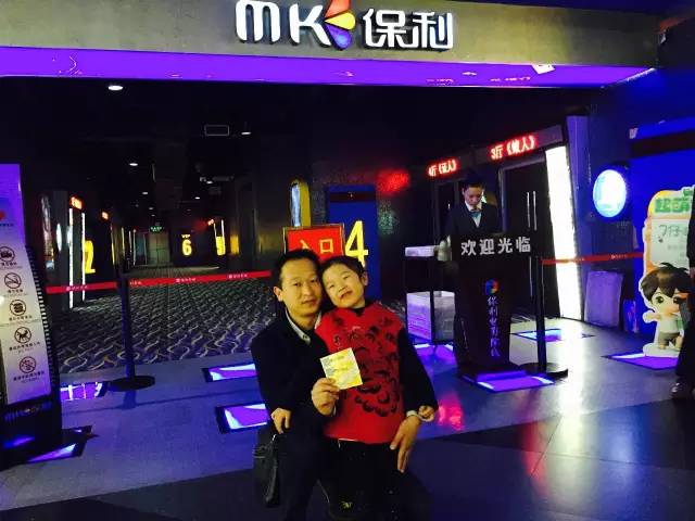 再來看兩個(gè)萌娃，表情都好有戲！