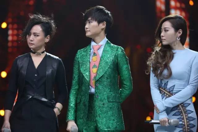 李宇春、周筆暢、張靚穎湖南臺跨年晚會同框
