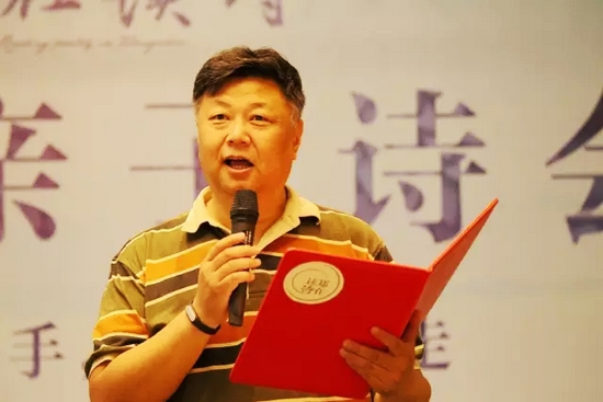 第一個節(jié)目便是重磅，大象融媒·欣欣象融網(wǎng)絡(luò)科技公司董事長魏峰帶來沈浩波的作品《在夏天時想起秋天》