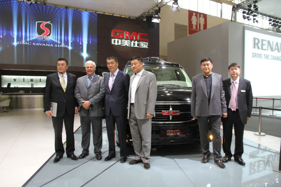 北京國(guó)際車展上，全新GMC S系列頂級(jí)商務(wù)車在亞太區(qū)首發(fā)。圖為企業(yè)領(lǐng)導(dǎo)與新車合影。