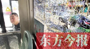 4月6日，鄭州市108路公交車一整塊車窗玻璃被鋼珠擊碎