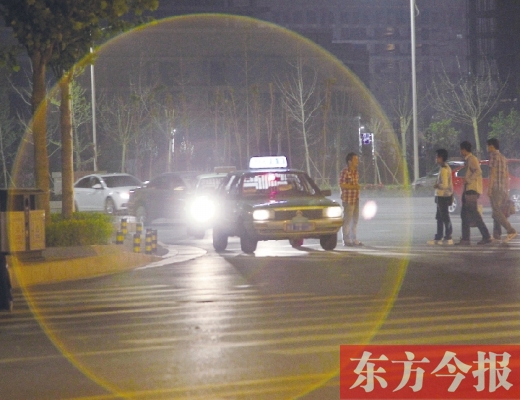 昨晚，鄭州火車東站，一些出租車?？吭诼愤?，見到行人不時主動搭訕 東方今報暗訪組 攝