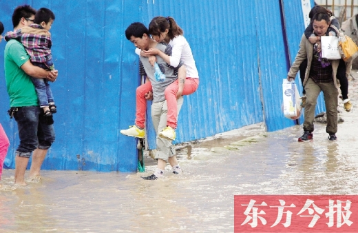 雨后鄭州，“背人過河”成了一道甜蜜又無奈的風(fēng)景 東方今報記者 沈翔 攝