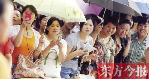 7月6日，鄭州市文化路省實驗中學(xué)小升初測評點，家長們聚集在一起，焦急地等待自己的孩子走出考場