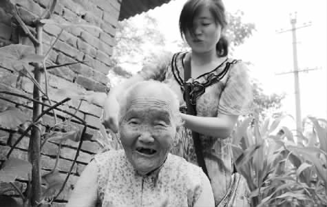 焦作市溫縣黃莊鎮(zhèn)南韓村的王吉氏老人，如今已是115歲高齡　