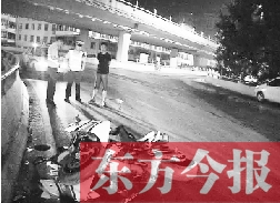 昨日凌晨3時，鄭州市區(qū)河醫(yī)立交橋下，交警在勘察現(xiàn)場