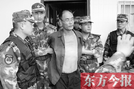 7月27日13時50分許，駐馬店市西平縣的“7·25”連環(huán)殺人案犯罪嫌疑人丁金華（左三）在禹州落網(wǎng)