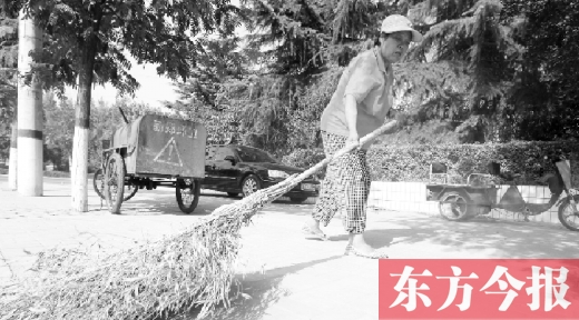 昨天下午4點，新鄭市溱水路，64歲的陳明花正在打掃衛(wèi)生，這一段曾是靳春波負責的路段