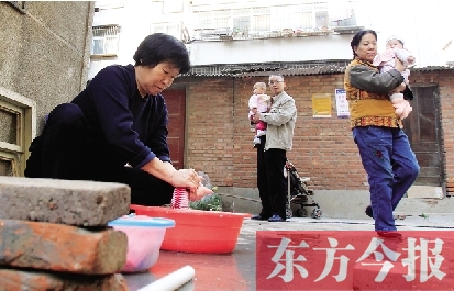 停水期間，一個(gè)水龍頭，12戶居民交替使用