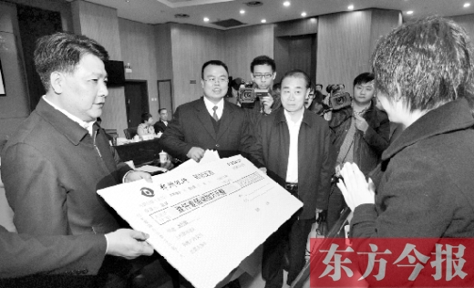 11月5日，省高院院長(zhǎng)張立勇（左三）與最高法院執(zhí)行局局長(zhǎng)劉貴祥（左一）一起將執(zhí)行款發(fā)放到當(dāng)事人手中