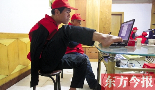 12月2日，一名“豫殘聯(lián)盟”志愿者正通過網(wǎng)絡(luò)、微博等聯(lián)絡(luò)著各地殘疾人朋友 東方今報(bào)首席記者 張曉冬
