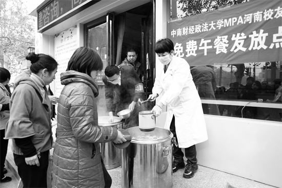 鄭州市經(jīng)一路和緯五路交叉口，免費午餐吸引了很多人排隊