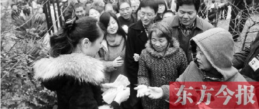 12月8日，鄭州市民排隊領(lǐng)取地鐵試乘劵。