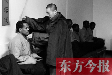 少林功夫講究禪武合一，坐禪當(dāng)然少不了,別看就是坐坐，姿勢(shì)都要師傅教
