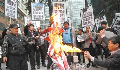  25日，首爾，韓國(guó)民眾舉行集會(huì)，抗議日本首相安倍晉三否認(rèn)侵略歷史、袒護(hù)內(nèi)閣大臣參拜靖國(guó)神社。