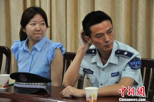 圖為參與“體驗式執(zhí)法”的兩名城管隊員。　張芹　攝