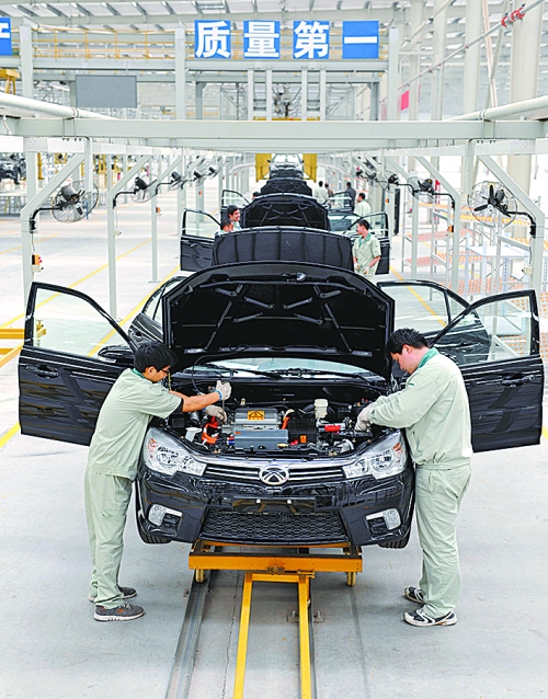 　　4月16日，新鄉(xiāng)市新能電動汽車有限公司的工作人員在電動汽車生產流水線上作業(yè)。目前，新鄉(xiāng)現(xiàn)有規(guī)模以