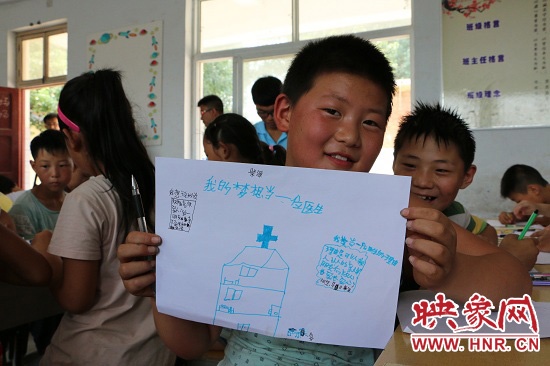 在以“中國(guó)夢(mèng)”主題 的繪畫課堂上，孩子們寫下了自己的夢(mèng)想