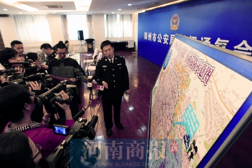 警方負(fù)責(zé)人向媒體介紹戰(zhàn)果，左上圖為警方繳獲的犯罪嫌疑人作案工具 記者 王春勝/圖