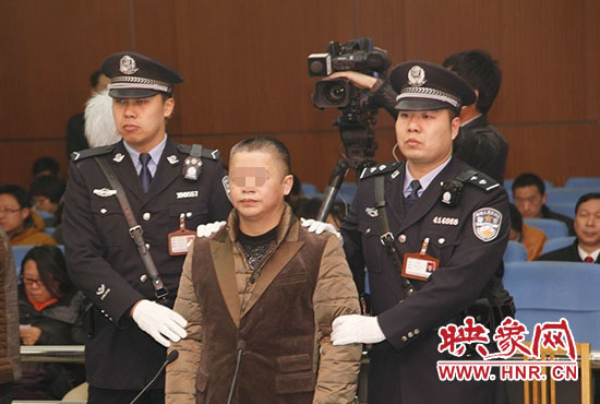 被告人被法警帶上法庭時(shí)，身上沒有戒具，也沒有剃光頭。（圖片來源于微博@豫法陽光）
