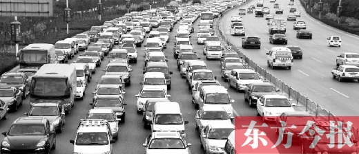 21日，鄭州市中州大道，大量擁堵的汽車將寬寬的道路變成“停車場(chǎng)”