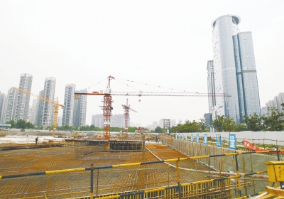 中州大道與金水東路東北角，正在建一座大型停車場(chǎng)。