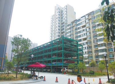 商城路與英協(xié)路交叉口附近的濱河綠苑小區(qū)內(nèi)，剛剛建好一個(gè)立體停車場(chǎng)。