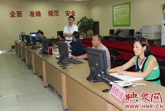 今年我省高招錄取工作正在平穩(wěn)正常開展，圖為投檔組工作人員。