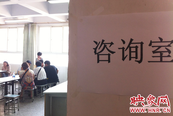 在金水區(qū)教體局設(shè)立的“復(fù)議”現(xiàn)場，家長們提出了各式各樣的問題。